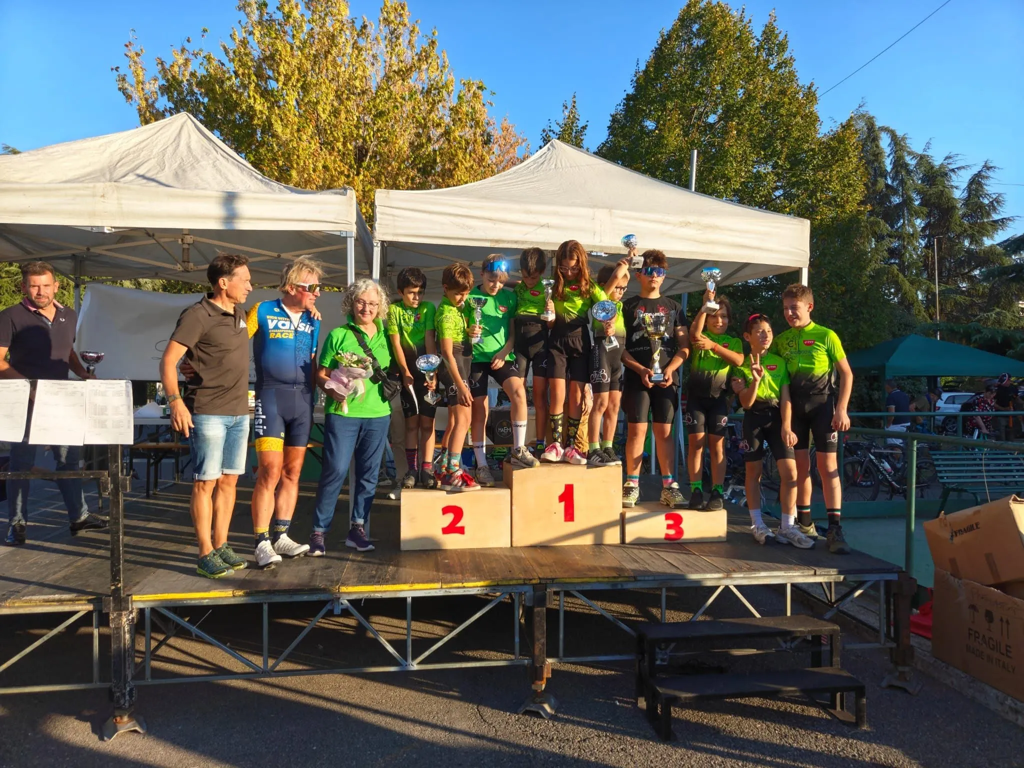 Giovani atleti con le coppe sul podio del 2° Memorial Cav. Luigi Passera a Broni