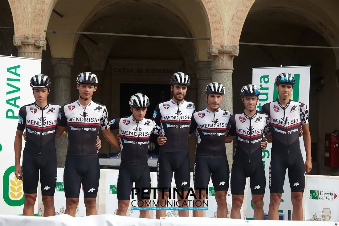 I corridori della Mendrisio alla presentazione delle squadre della Freccia dei Vini 2023